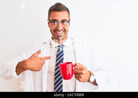 Junge schöne Therapeutin mann Kaffee trinken über isolierte Hintergrund mit Überraschung Gesicht zeigenden Finger zu sich selbst Stockfoto