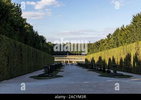 Allee d'Eau und Drachen Brunnen im Schloss von Versailles Gärten Stockfoto