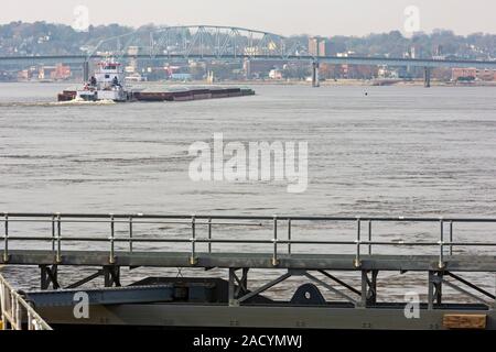 Illinois City, Illinois - ein schubschiff Lastkähne drückt mit Mais und Sojabohnen weg von Sperren & Damm Nr. 16 auf den oberen Mississippi River. Stockfoto