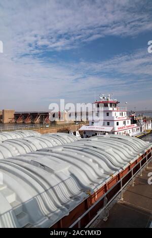 Illinois City, Illinois - ein schubschiff Lastkähne drückt mit Mais und Sojabohnen durch Sperren & Damm Nr. 16 auf den oberen Mississippi River. Stockfoto