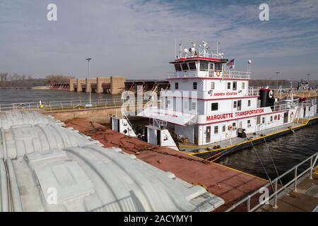 Illinois City, Illinois - ein schubschiff Lastkähne drückt mit Mais und Sojabohnen durch Sperren & Damm Nr. 16 auf den oberen Mississippi River. Stockfoto