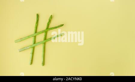 Konzeptionelle Idee, Hashtag aus Spargel, gesundes Essen, Green Food Stockfoto