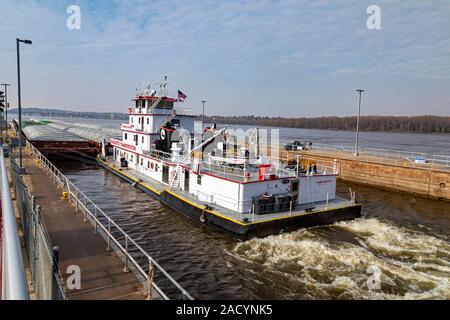 Illinois City, Illinois - ein schubschiff Lastkähne drückt mit Mais und Sojabohnen aus Sperren & Damm Nr. 16 auf den oberen Mississippi River. Stockfoto