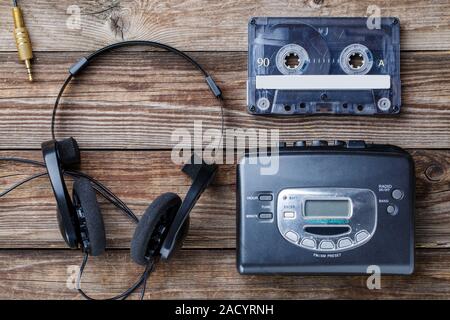 Musikkonzept. Draufsicht der Kassette, audio-Player und Kopfhörer. Stockfoto