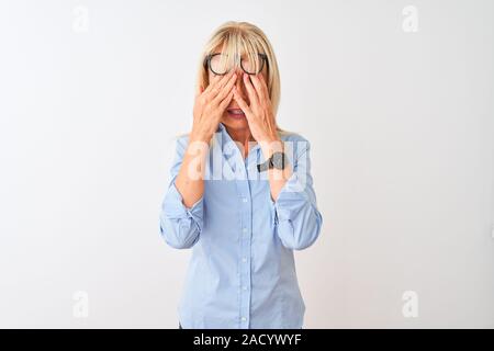 Mittleres Alter Geschäftsfrau tragen elegante Hemd und Brille über isoliert weißer Hintergrund reiben Augen für Ermüdung und Kopfschmerzen, schläfrig und müde Ausdr Stockfoto