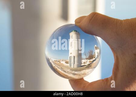 Die Außenseite des historischen Robert UHR Manning Leuchtturm am Ufer des zugefrorenen See Michigan im Empire, Michigan im Winter reflektieren, Crystal Ball in Han Stockfoto