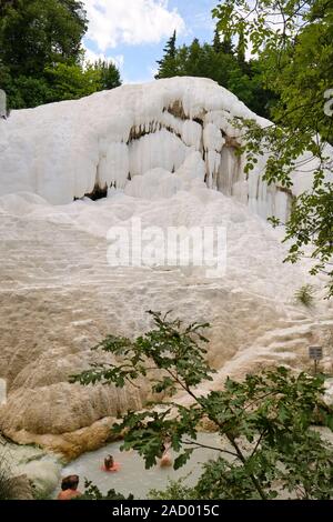 Die natürlichen heißen Quellen, Badegäste und die Weißen Kalzium Konkretion Ablagerungen von Bagni San Filippo, Wasserfälle, Castiglione d'Orcia, Toskana Italien Stockfoto