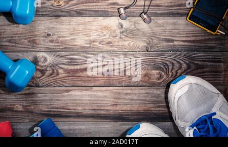 Sport-Zeug auf Holztisch, Ansicht von oben Stockfoto