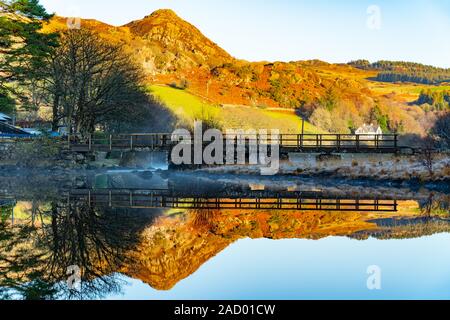 Plas Y Brenin Outdoor Center, Capel Curig, Nord Wales mit Llyn Mymbyr (SEE) im Vordergrund. Bild im November 2019 getroffen. Stockfoto