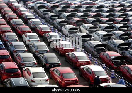 Reihen von MG Autos der SAIC Motor bis auf dem Kai gesäumt sind, bevor Sie durch den Versand von Lanzhou Port in Lanzhou Stadt exportiert, East China Jiangsu Stockfoto