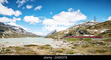 Bernina Pass - roter Zug (Schweiz) Stockfoto