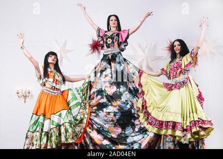 Drei Tänzerinnen auf traditionellen Gipsy Kleider Stockfoto