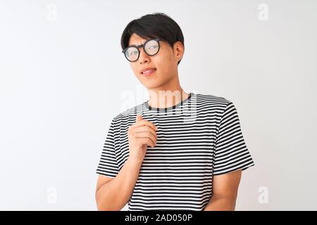 Chinesischer Mann mit Brille und Marine gestreiftes T-Shirt stehend über isoliert weißer Hintergrund angewiderten Ausdruck, unzufrieden und ängstlich, disgus Stockfoto