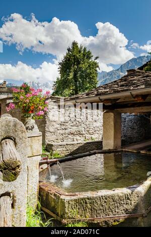 Bergell (CH) - soglio - antike Brunnen Stockfoto