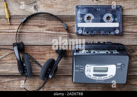 Musikkonzept. Draufsicht der Kassette, audio-Player und Kopfhörer. Stockfoto