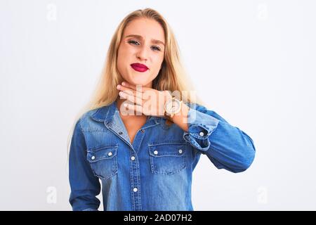 Junge schöne Frau legere Jeanshemd stehend über isoliert weißer Hintergrund schneiden Kehle mit Hand als Messer, bedrohen Aggression mit f Stockfoto