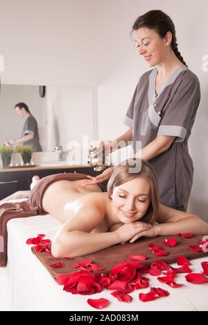 Frau genießen Ayurveda-Öl-Massage im spa Stockfoto