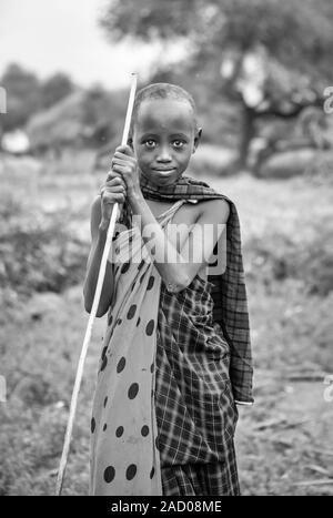 Gleichen, Tansania, 7. Juni 2019: Masai Kid mit einem Stock Stockfoto