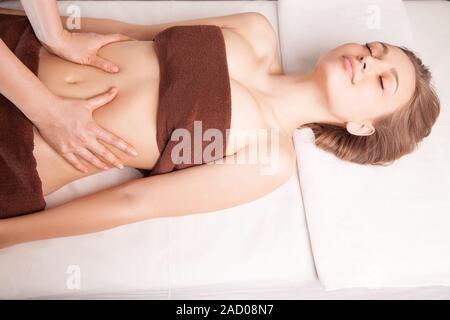 Frau genießen Ayurveda-Öl-Massage im spa Stockfoto