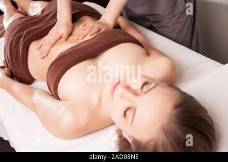 Frau genießen Ayurveda-Öl-Massage im spa Stockfoto