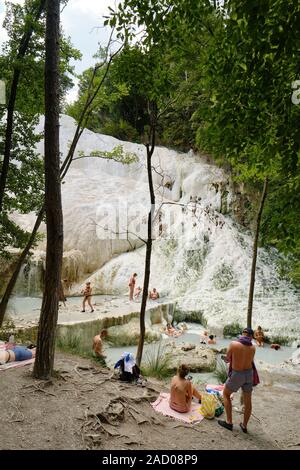 Bagni San Filippo natürlichen heißen Quellen, Badegäste und die Weißen Kalzium Konkretion Einlagen Wasserfälle, Castiglione d'Orcia, Toskana Italien Europa Stockfoto