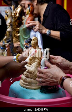 Bogor, West Java, Indonesien - Januar 2019: Einige buddhistische Göttin Statuen sind in Vorbereitung für chinesische Neujahrsfest gereinigt. Stockfoto