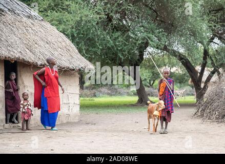 Gleichen, Tansania, 7. Juni 2019: Masai Kind mit einer Ziege Stockfoto