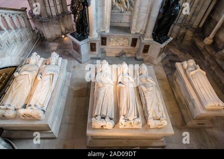 Von links nach rechts - Marmor recumbent Skulpturen von Jean II Le Bon, Philip VI, Philip V, Jeanne d'Evreux, Karl VI., und Blanche in der Basilika Saint-Denis Stockfoto