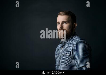 Rote bärtigen Mann Studioportrait auf dunklem Hintergrund Stockfoto