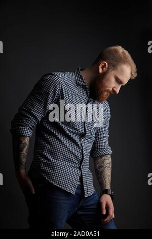 Nachdenklich rote bärtigen Mann Studioportrait auf dunklem Hintergrund Stockfoto