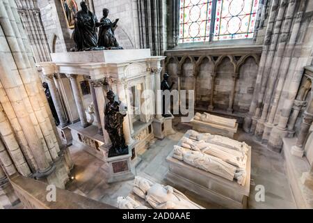 Das Grab von Heinrich II. und Katharina de' Medici und recumbent Skulpturen der anderen Könige von Frankreich in der Basilika Kathedrale von Saint-Denis Stockfoto