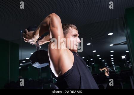 Seitenansicht des sportlicher Mann Trizeps Übung mit Hantel Stockfoto