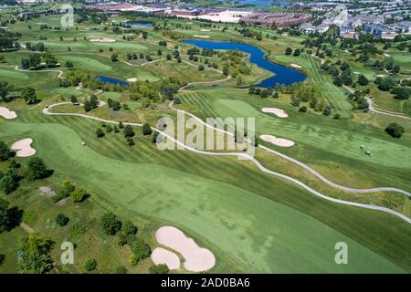 Luftaufnahme von einem Vorort Golfplatz in der Nähe einer Wohnanlage. Stockfoto