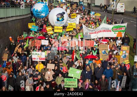 November 29, 2019 - Köln, Deutschland. Freitags für das zukünftige Klima Streik. 4. Global Tag initiiert von jungen Menschen fordern eine radikale Chan Stockfoto