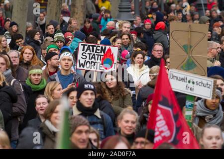 November 29, 2019 - Köln, Deutschland. Freitags für das zukünftige Klima Streik. 4. Global Tag initiiert von jungen Menschen fordern eine radikale Chan Stockfoto