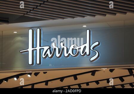 LONDON, GROSSBRITANNIEN - ca. September 2019: Harrods Zeichen Stockfoto