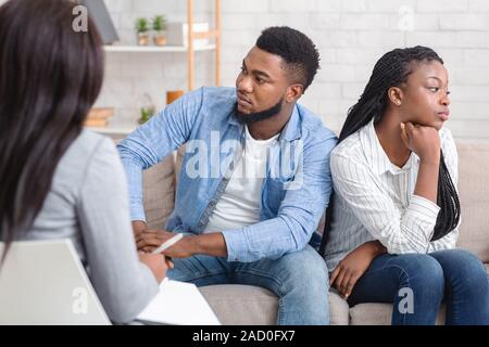 Gleichgültig schwarz Ehegatten sitzen auf der Couch im Büro des ehelichen Therapeuten. Stockfoto