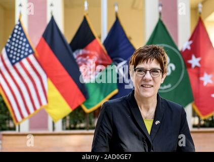 Kabul, Afghanistan. 03 Dez, 2019. Annegret Kramp-Karrenbauer (CDU), der Verteidigungsminister, kommt an der NATO-Mission der entschlossenen Unterstützung. Quelle: Britta Pedersen/dpa-Zentralbild/dpa/Alamy leben Nachrichten Stockfoto