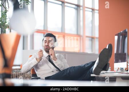 Entspannt junge Geschäftsmann im Büro Stockfoto