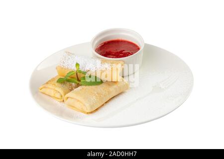 Pfannkuchen mit Marmelade und Zweig Minze auf whte Hintergrund isoliert Stockfoto