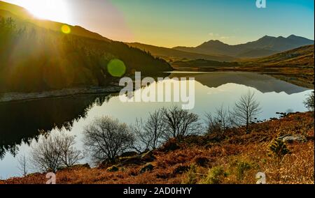 Mount Snowdon gesehen von Llyn Mymbyr in Gwynedd, aber in der Nähe von Capel Curig, die in der Grafschaft Conwy. Bild im November 2019 getroffen. Stockfoto