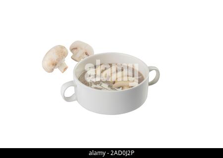 Suppe pürieren, mit Champignons in eine Schüssel isoliert auf Weiss. gehackte Champignons Stockfoto