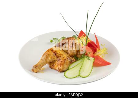 Gegrillte Chicken Wings und Bein mit Gurken und Tomaten auf weißem Schild auf weißem Hintergrund Stockfoto