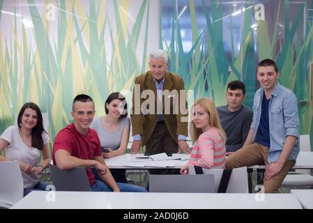 Portrait von Lehrer und Schüler Gruppe im Hintergrund Stockfoto