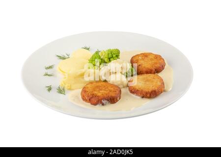 Rind Schnitzel mit Kartoffelbrei, Brokkoli und Blumenkohl in eine weiße Platte auf weißem Hintergrund serviert. Stockfoto