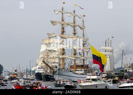 AMSTERDAM, NIEDERLANDE - 19 AUGUST 2015: Kolumbianische marine Tall Ship ARC Gloria unter anderem in der Nordsee Kanal auf dem Weg nach Amsterdam, um particiate I Stockfoto