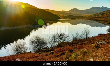 Mount Snowdon gesehen von Llyn Mymbyr in Gwynedd, aber in der Nähe von Capel Curig, die in der Grafschaft Conwy. Bild im November 2019 getroffen. Stockfoto