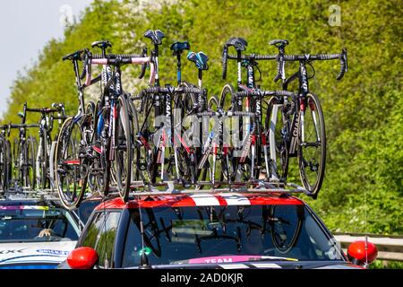 Die NIEDERLANDE - Mai 7, 2016: Fahrräder, die auf ein Auto nach Radfahrer während der zweiten Etappe des Giro d'Italia 2016. Stockfoto