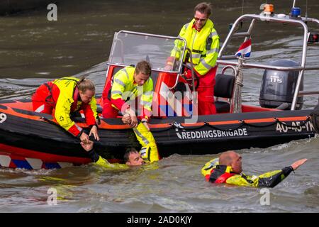 ROTTERDAM, Niederlande - SEP 3, 2016: Search And Rescue Demonstration während der Welt-Hafen-Tage. Stockfoto