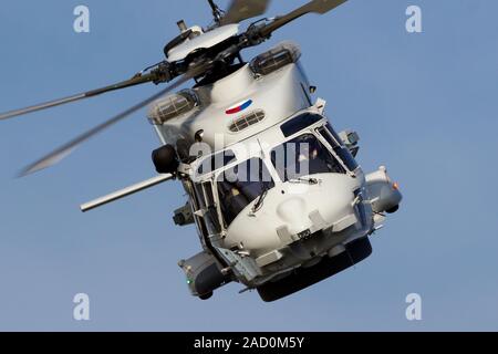 ROTTERDAM, Niederlande - SEP 3, 2016: Royal Holland Marine-NH90-Hubschrauber fliegen während der Welt-Hafen-Tage in Rotterdam. Stockfoto